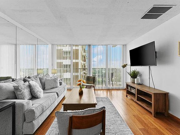 3rd image of 3600 Montrose Blvd Unit 1003