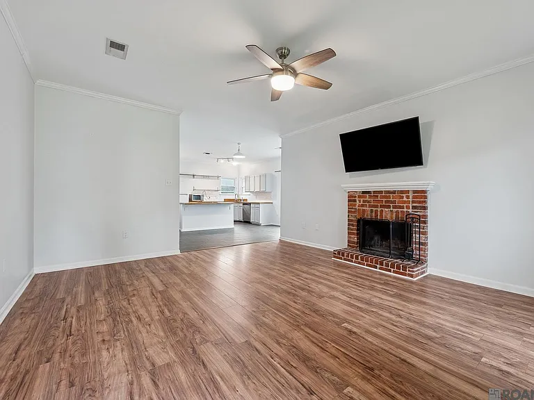 777 Hadley Dr — Photo 2
