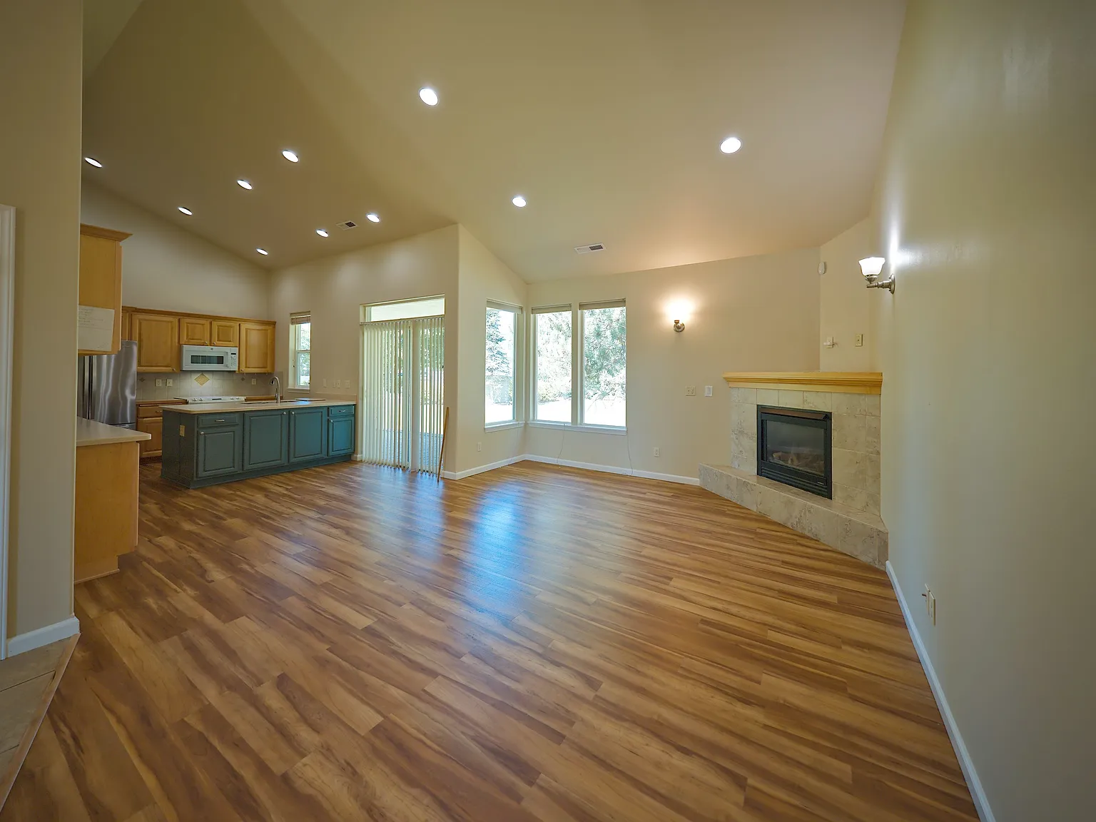 3 bed, 1255 sqft, $2,400 — Photo 3