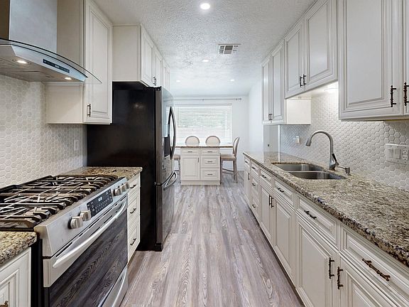 3rd image of 1817 Laura Ln