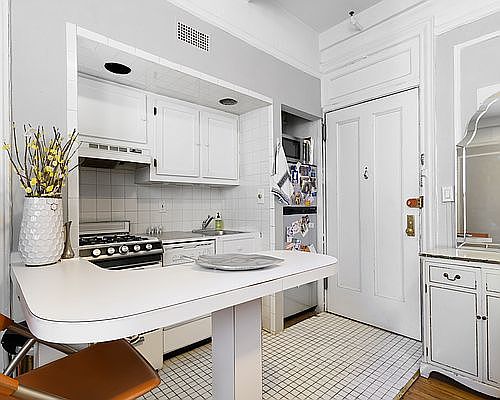 4th image of 170 W 74th St APT 402