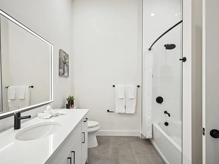 One Bedroom Bathroom