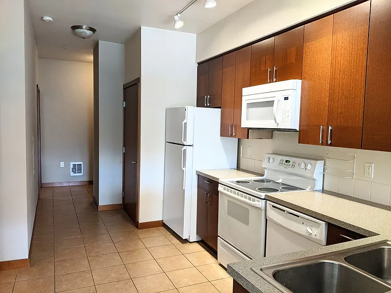 910 Gladstone St #306 — Photo 5