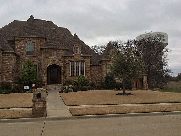 2nd image of 1411 Hawthorne Ln