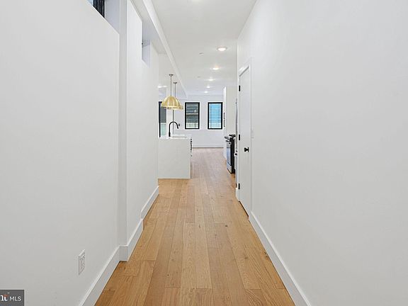 2nd image of 1936 York St E #2