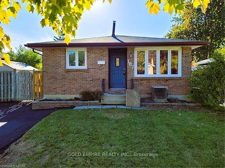107 Harding Cres — Photo 1
