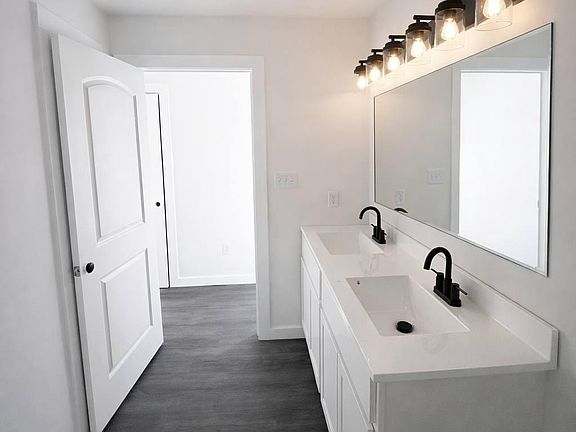 5th image of 300 E 11th Ave