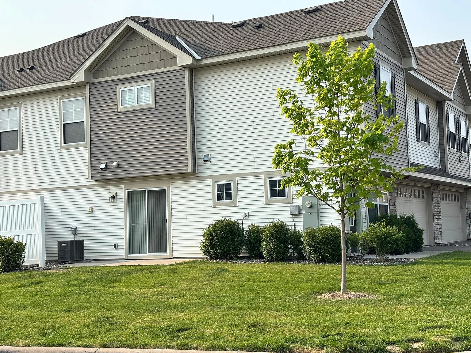 3 bed, 2.5 bath, 1800 sqft, $2,695 — Photo 3