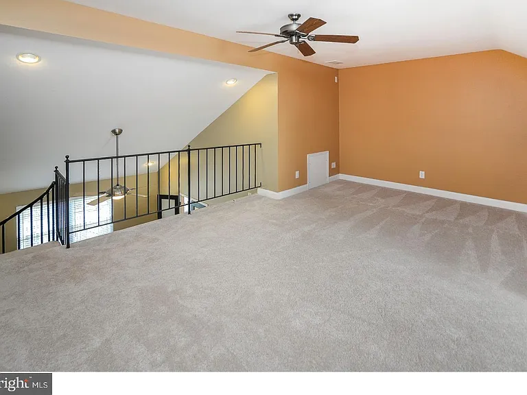 102 Hazelwood Ln — Photo 16