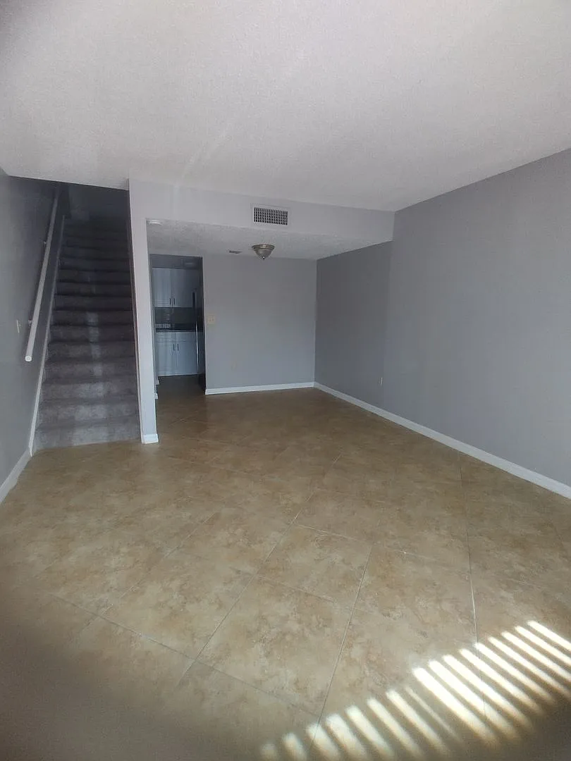 Cozy Upgraded 1bedroom Condo — Photo 3