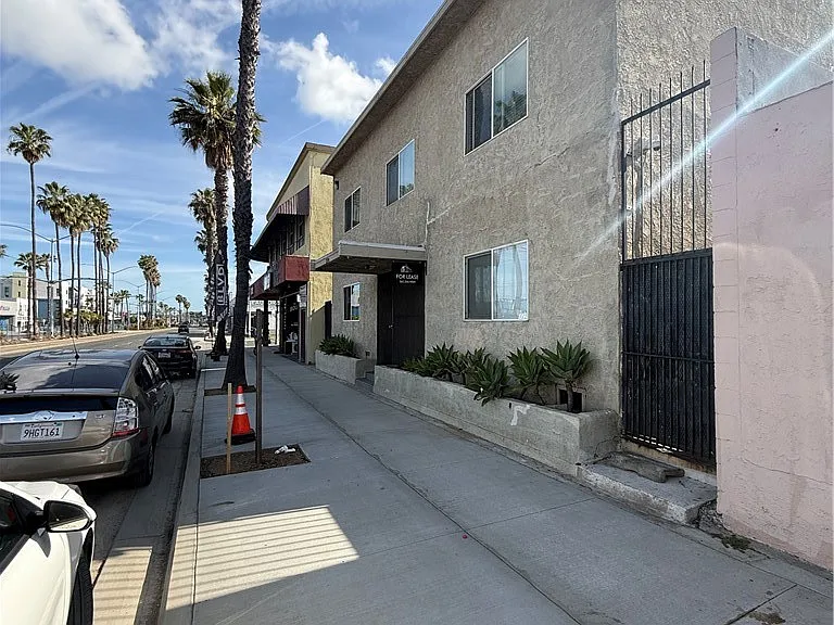2284 Long Beach Blvd — Photo 12