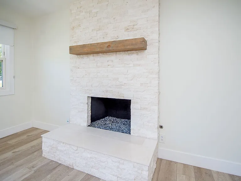 2253 Elden Ave — Photo 16