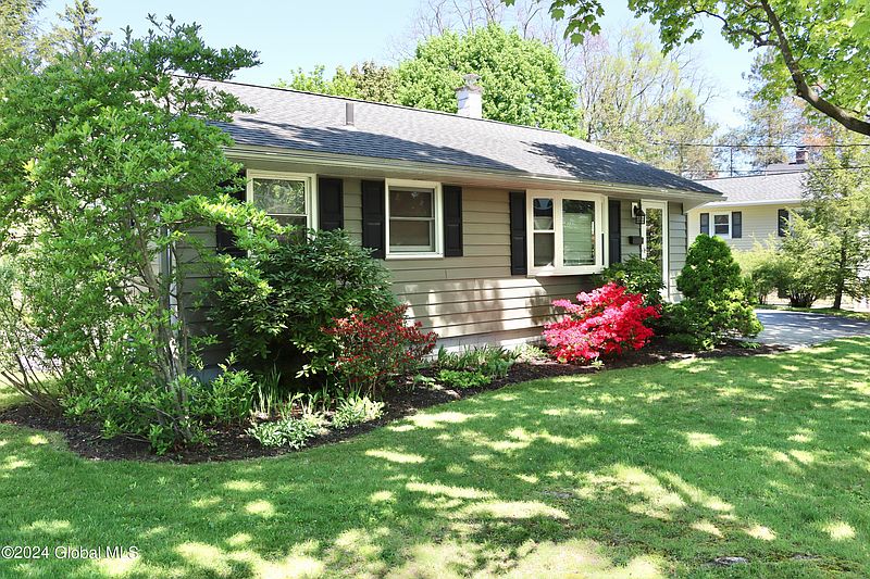 3rd image of 12 Pinehurst Avenue