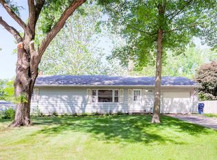 8048 Ridgeview Dr, Des Moines, IA 50320