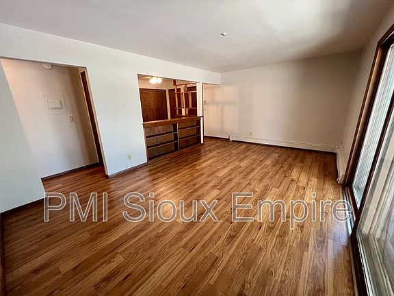 2nd image of 905 W 18th St #303