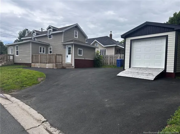 901 King Ave, Bathurst, NB E2A 1R9
