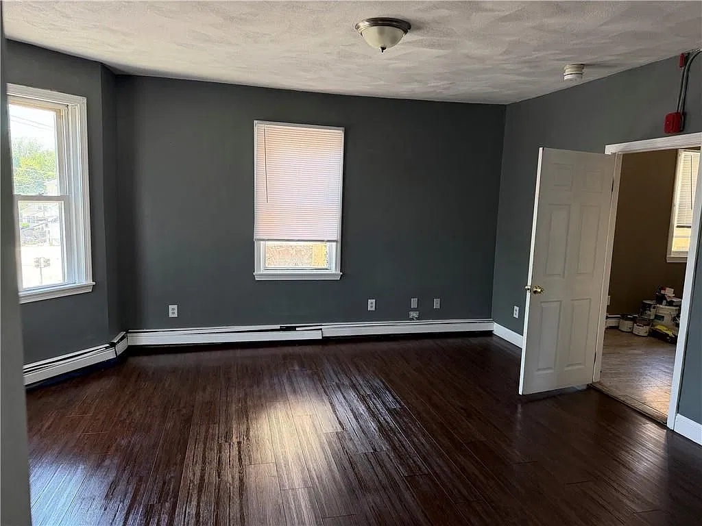4 bed, 1.0 bath, 2760 sqft, $2,200 — Photo 3