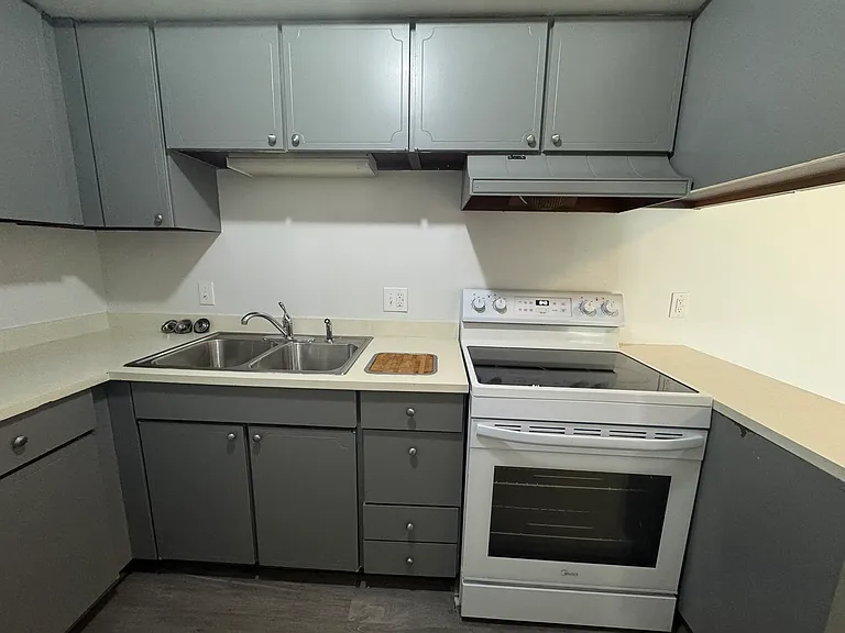 741 N Macomb St #8 — Photo 7