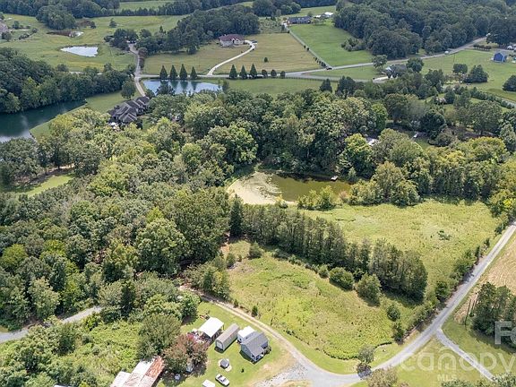 5th image of 1101 Sleepy Hollow Rd
