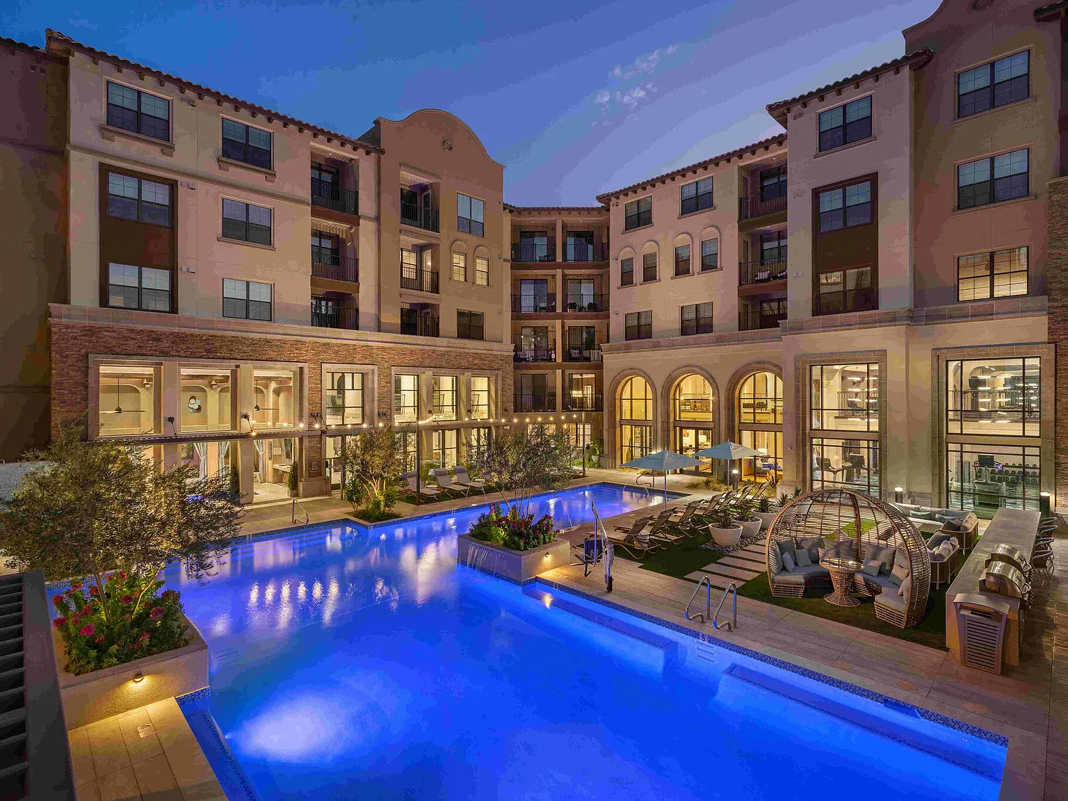 Manor Scottsdale — Photo 1