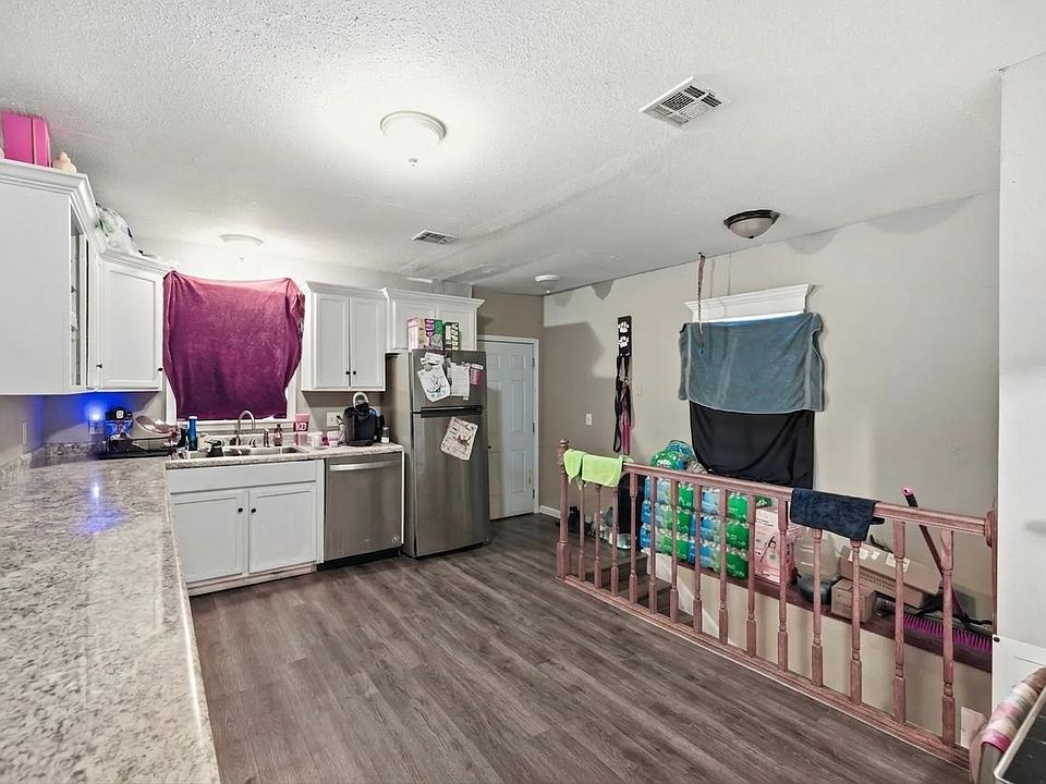 7th image of 233 E Young Pl