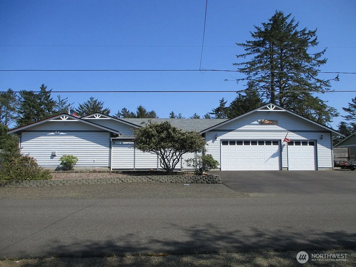 448 Octopus Avenue NE photo 1