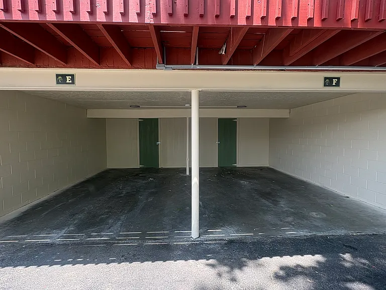 Garage w/storage