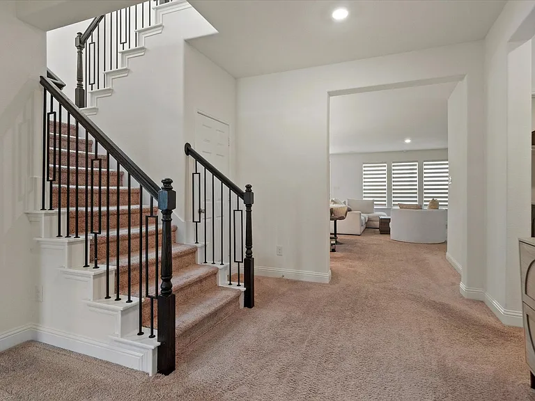 933 Brock Dr — Photo 3