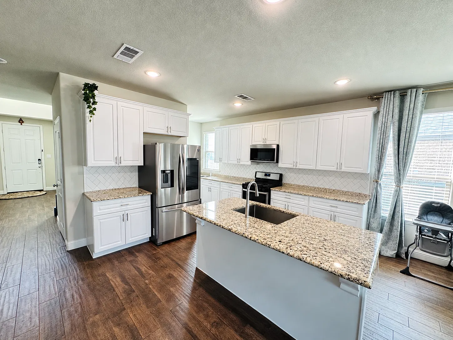 4 bed, 2692 sqft, $3,385 — Photo 4