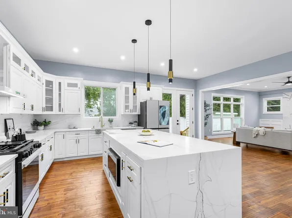 5811 Arnet St, Falls Church, VA 22041