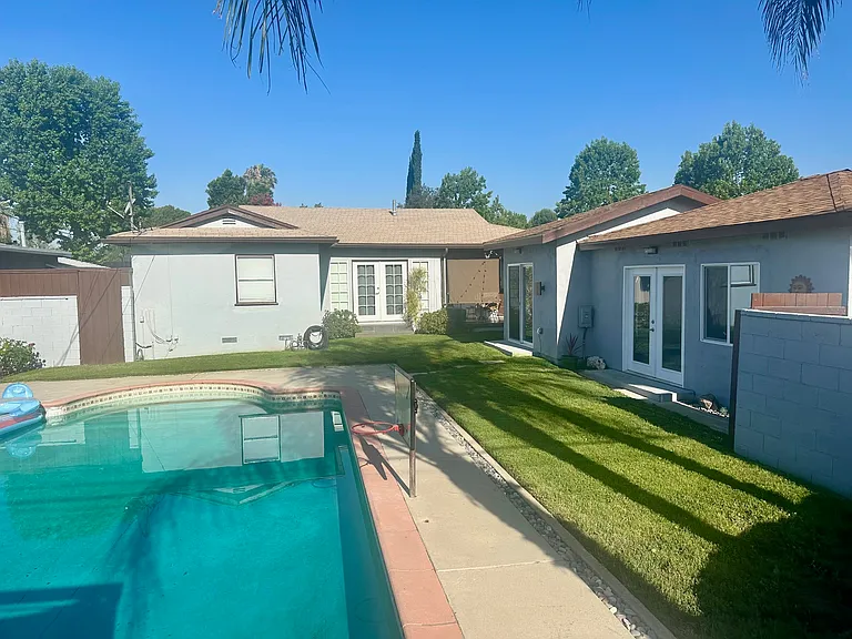 8958 N Swinton Ave — Photo 13
