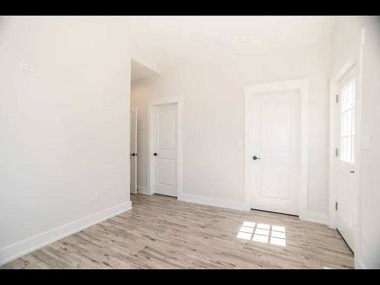 5754 N Elston Ave #2 — Photo 8