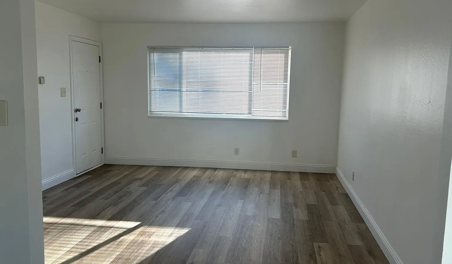 2 bed, 825 sqft, $2,571 — Photo 3