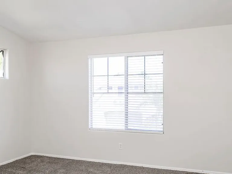 2203 S Harper — Photo 1