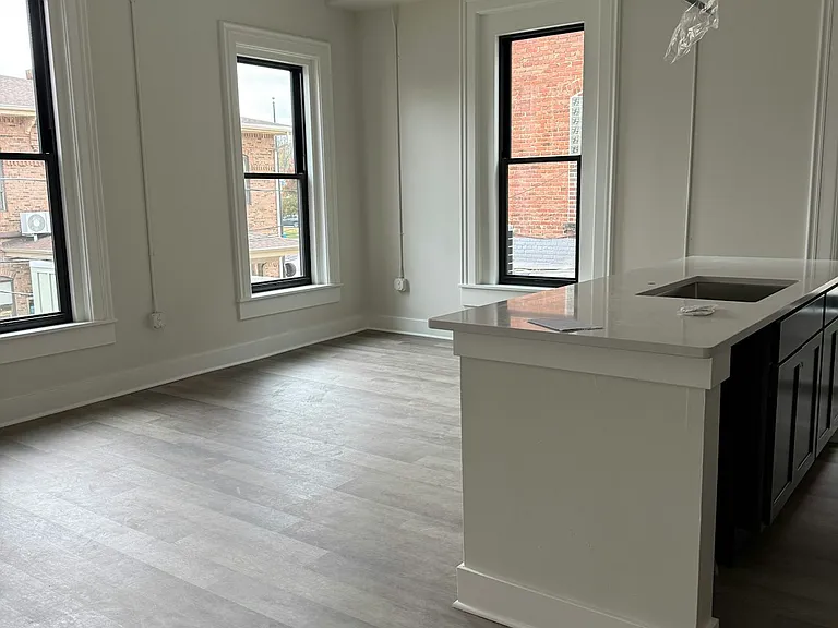 106 E Erie St #2A — Photo 4