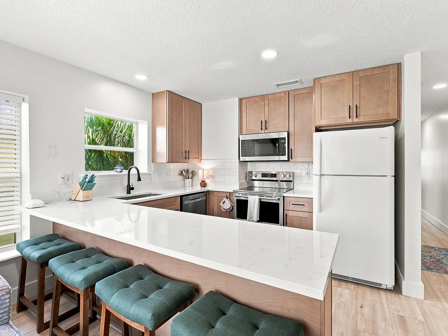 2 bed, 900 sqft, $3,500 — Photo 1