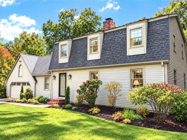 8 Woodcrest Dr, Cumberland, RI 02864