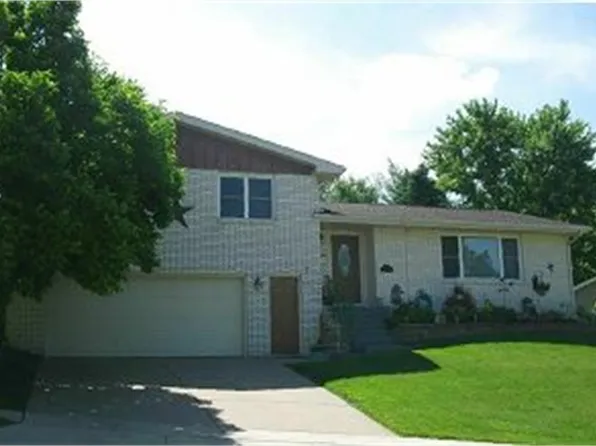 2840 Hickory Hl, Dubuque, IA 52001