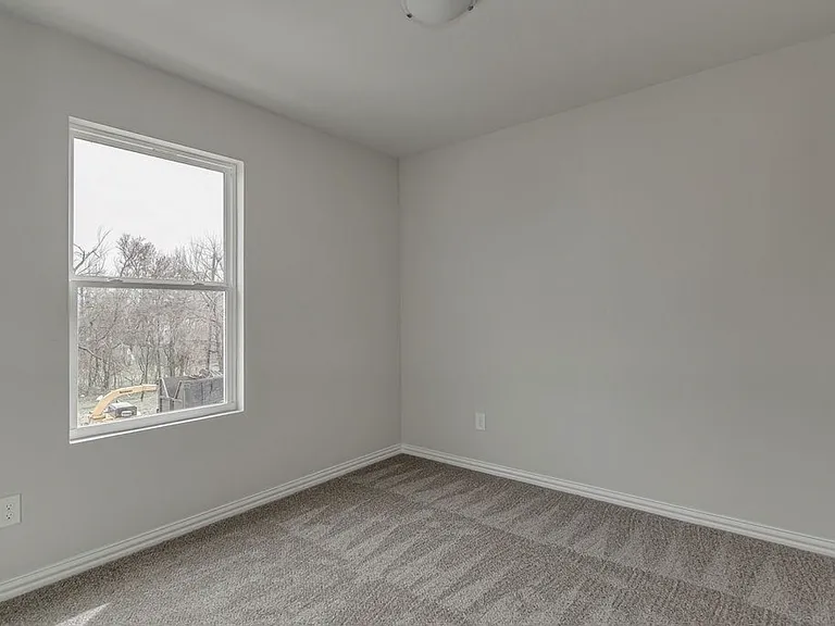 1138 E Broadway Ave — Photo 9