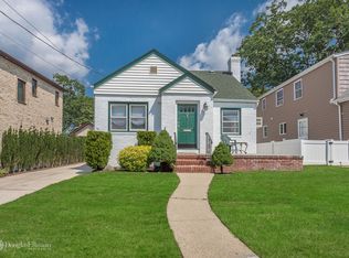 31 Baxter Ave, New Hyde Park, NY 11040