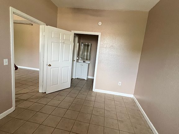 4th image of 9 E Dakin Ave Unit 101