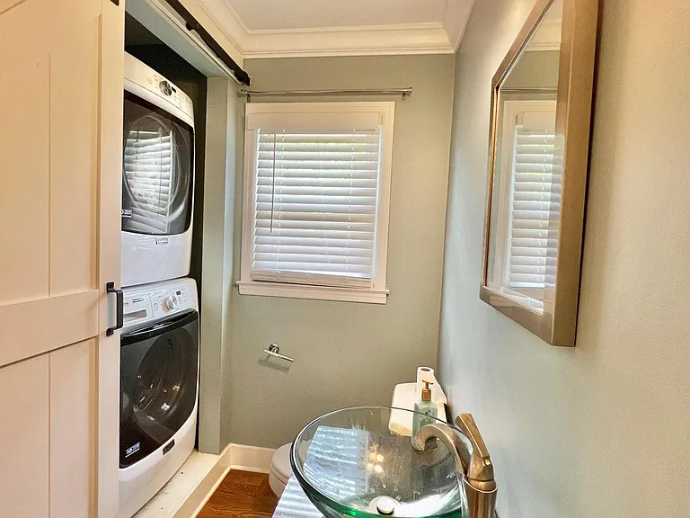 323 E Lowry Ln — Photo 11
