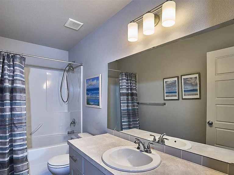 Common bathroom upstairs.
