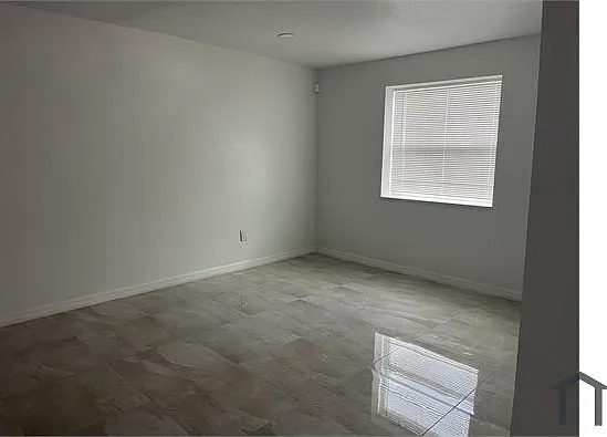 326 Hobart Ave — Photo 6