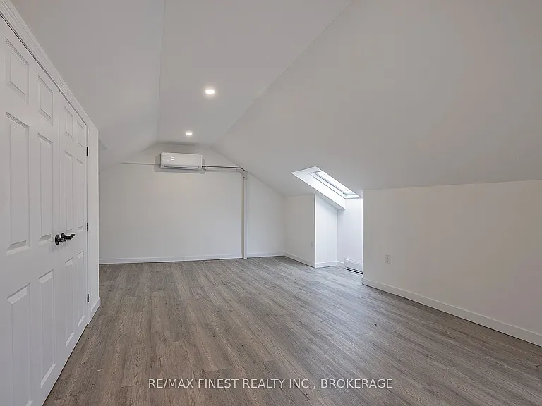 114 Yonge St — Photo 19