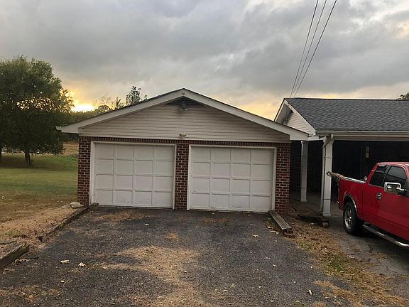 Detached garage