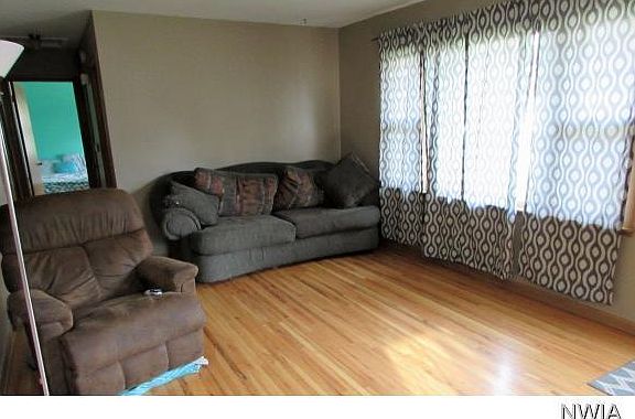5th image of 2817 Clark St