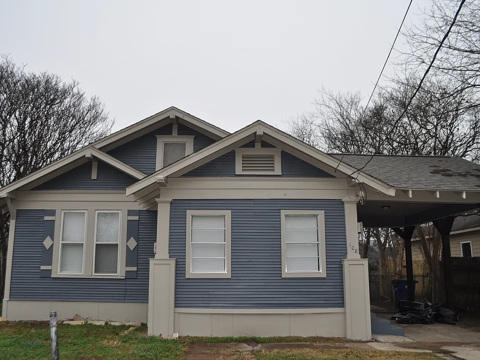 108 W Lampasas St