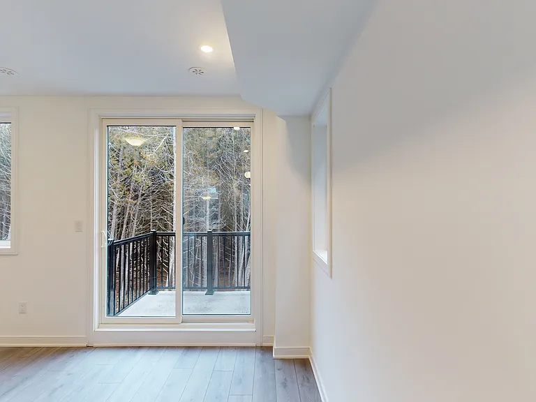 126 Blue Forest Cres — Photo 15