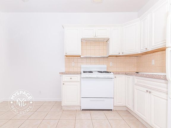 2nd image of 823 Willoughby Ave APT 4A